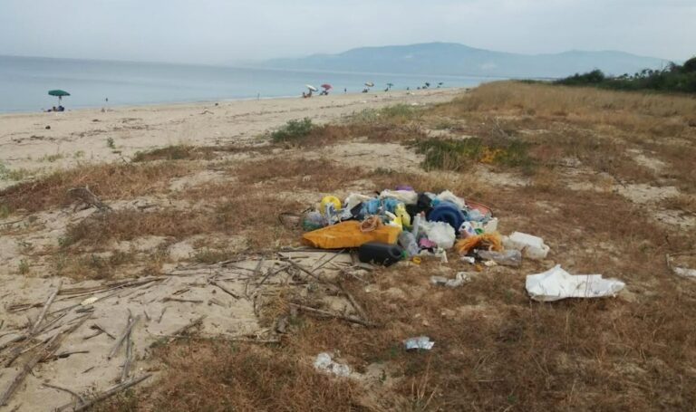 Pizzo, la spiaggia come una discarica: il degrado attanaglia Colamaio. Una lettrice: «Rifiuti ed erbacce ovunque»