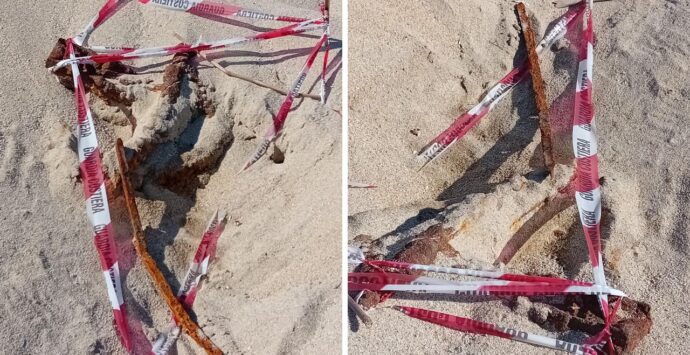 Detriti rugginosi semisommersi sulla spiaggia di Bivona, Patania: «Un pericolo costante per i bagnanti»