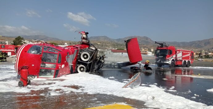 Elicottero antincendio si ribalta all’aeroporto di Reggio Calabria e i rotori si frantumano sulla pista, poi il rogo: salvi i piloti -VIDEO