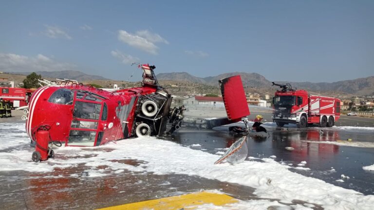 Elicottero antincendio si ribalta all’aeroporto di Reggio Calabria e i rotori si frantumano sulla pista, poi il rogo: salvi i piloti -VIDEO