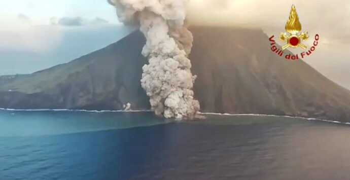 Eruzione a Stromboli, vietato l’approdo di navi turistiche. Allertata anche la Prefettura di Vibo per possibili emergenze