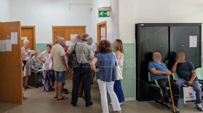 Tropea, in fila da 4 ore per il cambio del medico di base: decine di utenti fiaccati dal caldo e dall’attesa negli uffici dell’Asp