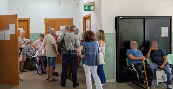 Tropea, in fila da 4 ore per il cambio del medico di base: decine di utenti fiaccati dal caldo e dall’attesa negli uffici dell’Asp