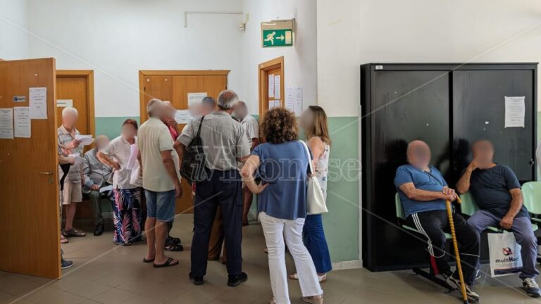 Tropea, in fila da 4 ore per il cambio del medico di base: decine di utenti fiaccati dal caldo e dall’attesa negli uffici dell’Asp