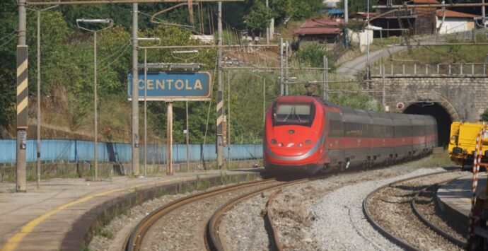 Riaperta la linea ferroviaria ma i disagi in Calabria non sono finiti: ritardi, cancellazioni e treni in transito su un solo binario