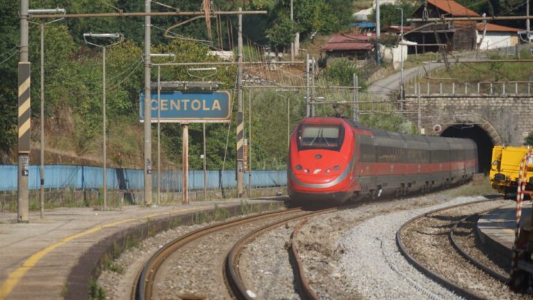 Riaperta la linea ferroviaria ma i disagi in Calabria non sono finiti: ritardi, cancellazioni e treni in transito su un solo binario