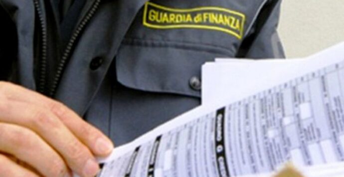 Chiedono 12mila euro a un uomo gravemente malato per non fargli perdere l’accompagnamento: arrestati padre e figlio