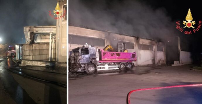 Incendio nel Reggino, a fuoco un capannone adibito a raccolta e smaltimento di rifiuti