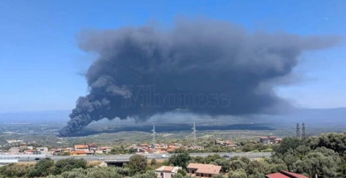 Nube tossica a Palmi, si incendia un deposito di rifiuti plastici e minaccia tutta la Piana. I Comuni: «Chiudetevi in casa» – FOTO e VIDEO