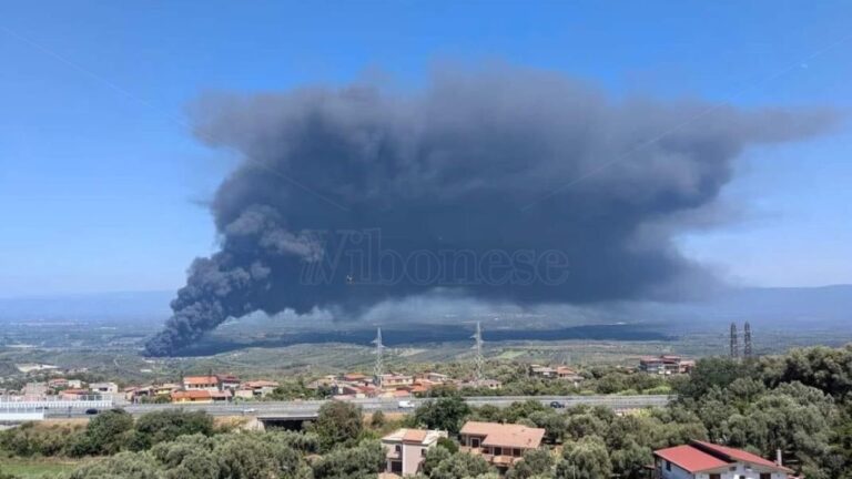 Nube tossica a Palmi, si incendia un deposito di rifiuti plastici e minaccia tutta la Piana. I Comuni: «Chiudetevi in casa» – FOTO e VIDEO