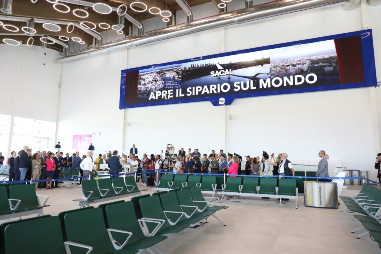 Il più grande maxischermo digitale in un aeroporto del Sud è a Lamezia: ecco il mega ledwall targato Pubbliemme – Video