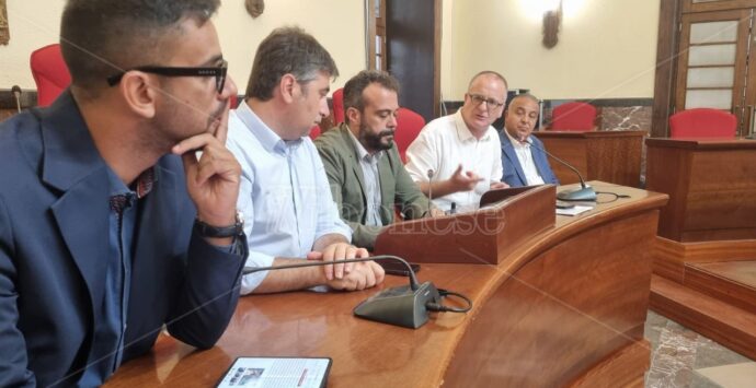 Autonomia differenziata, l’opposizione regionale serra le file a Vibo: «Occhiuto dica da che parte sta, sostenga l’abrogazione» – VIDEO