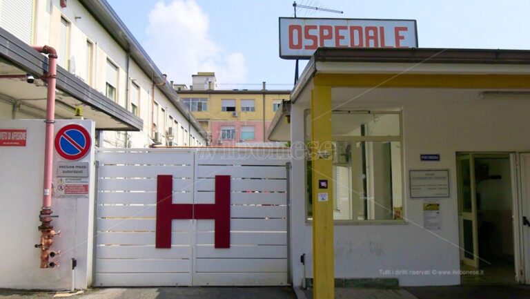 Ospedale di Vibo, lavoratori in affanno. La mobilitazione della Cgil: «Costretti a turni massacranti e zero benefici» – VIDEO