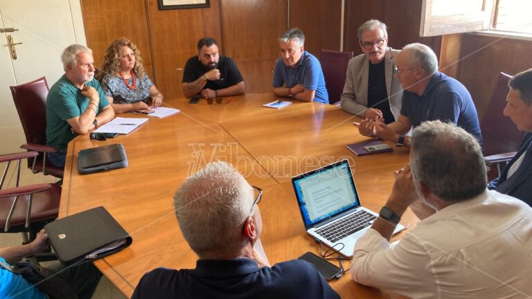 Emergenza idrica a Vibo, riunione al Comune con la Sorical: migliorano i parametri di potabilità ma il divieto resta in vigore -Video