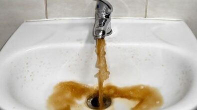 Acqua marrone dai rubinetti di San Giovanni di Mileto: «Succede da anni, situazione inaccettabile» – VIDEO