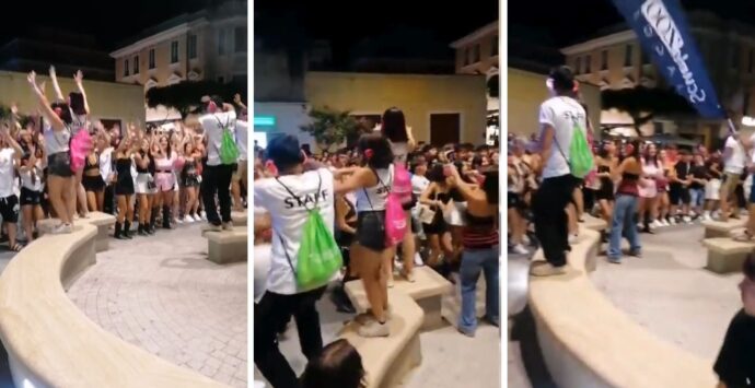 Tropea, il “silent party” degli studenti di ScuolaZoo in piazza per ballare con le cuffie: l’anno scorso furono cacciati – VIDEO