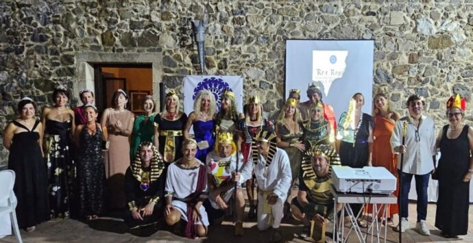 Un castello pieno di re e regine: successo per la serata danzante di beneficenza organizzata a Pizzo da MàMé For You