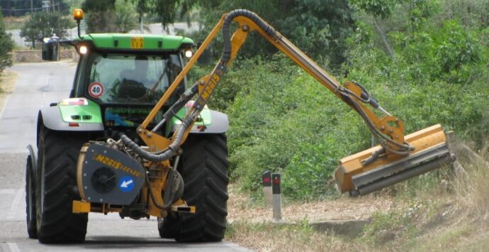 Tropea, al via le operazioni di sfalcio erba a bordo strada: chiusa al traffico la strada provinciale in prossimità della galleria