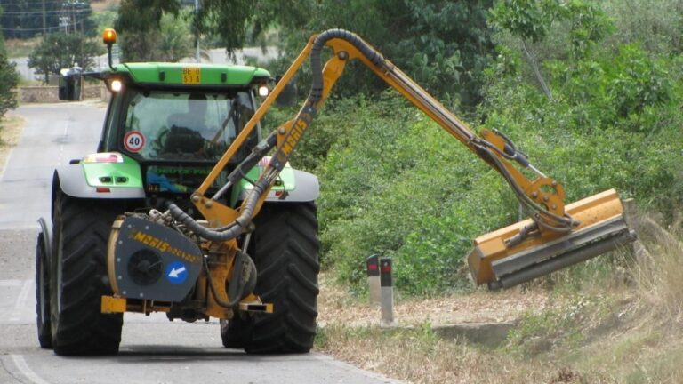 Tropea, al via le operazioni di sfalcio erba a bordo strada: chiusa al traffico la strada provinciale in prossimità della galleria