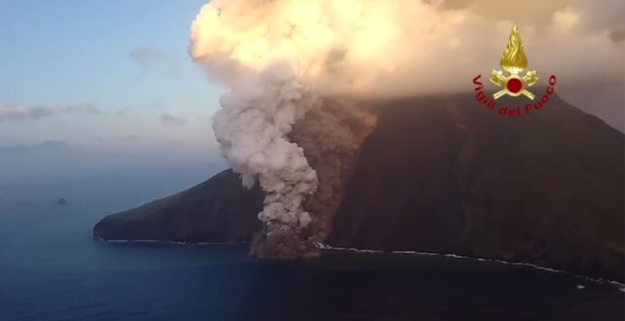 Nuova eruzione, lo Stromboli affascina e fa paura: dichiarata l’allerta rossa -VIDEO