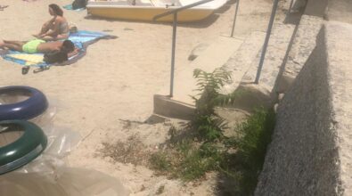 Tropea, le mareggiate “mangiano” la sabbia e accedere alla spiaggia libera delle Roccette è sempre più difficile