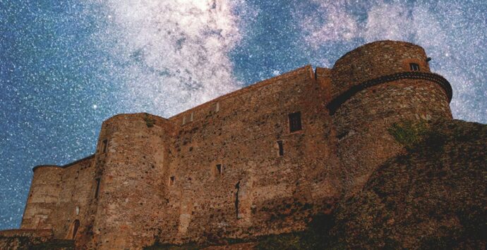 Notte magica al Castello di Vibo: col naso all’insù a guardare le stelle insieme al Fai