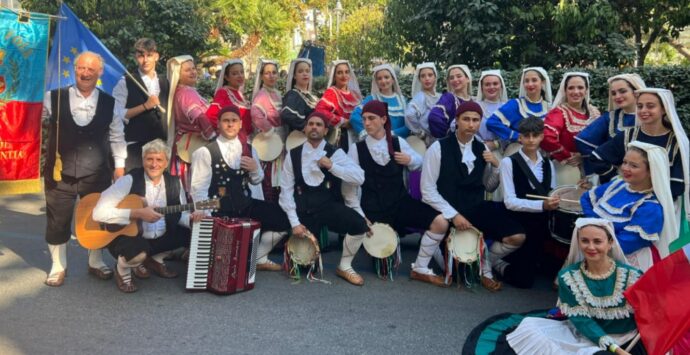 Suoni, colori e tradizioni: il gruppo folk città di Vibo tra i protagonisti dell’Europeade in terra sarda -Video