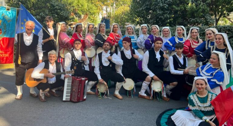 Suoni, colori e tradizioni: il gruppo folk città di Vibo tra i protagonisti dell’Europeade in terra sarda -Video