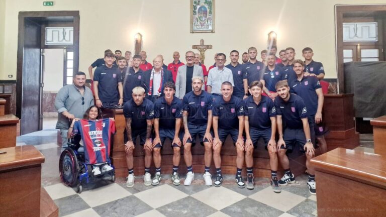 Vibonese calcio, parte il nuovo corso. Caffo presenta la squadra in Comune insieme al sindaco Romeo