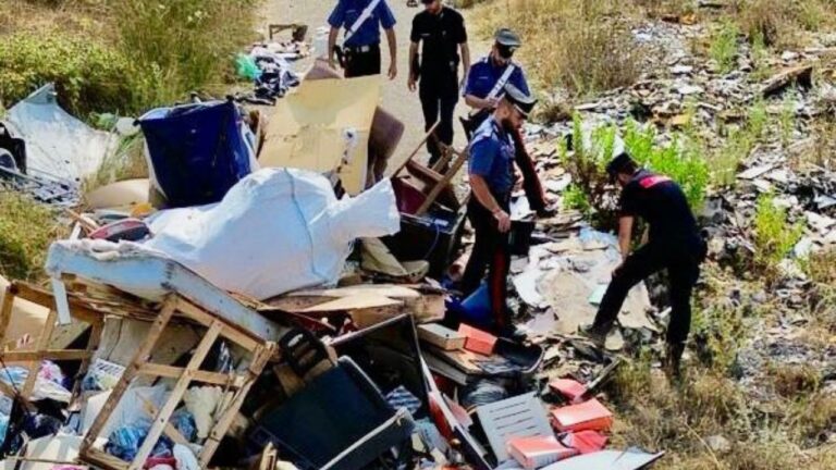 Zungri, i carabinieri sequestrano una discarica abusiva in un’area agricola che invadeva completamente la strada