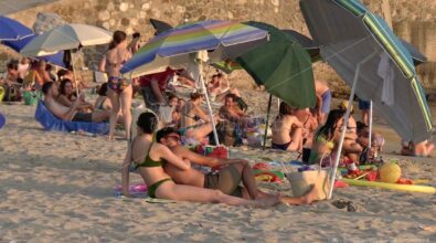 In spiaggia a Pizzo, turisti incantati dal mare e da tramonti mozzafiato: «Nulla da invidiare alle mete più richieste» – Video