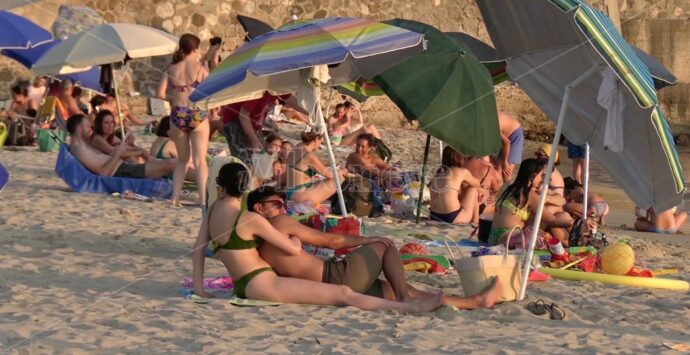 In spiaggia a Pizzo, turisti incantati dal mare e da tramonti mozzafiato: «Nulla da invidiare alle mete più richieste» – Video