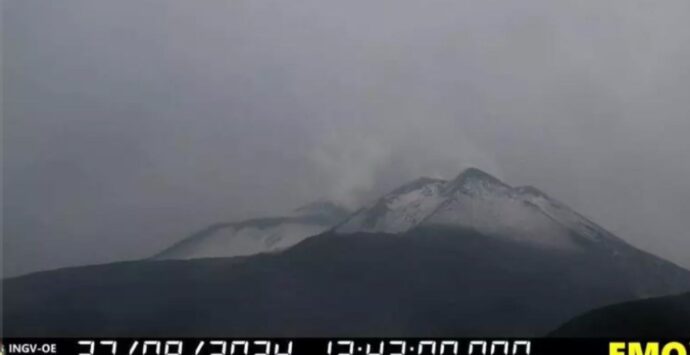 Neve e freddo sull’Etna mentre a Catania il termometro segna 30 gradi