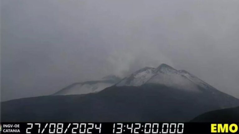 Neve e freddo sull’Etna mentre a Catania il termometro segna 30 gradi