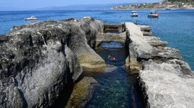 Lo Scoglio della Galea a Briatico “misura” il livello del mare da 2000 anni: la ricerca tra archeologia, ambiente e leggende