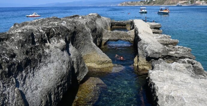 Lo Scoglio della Galea a Briatico “misura” il livello del mare da 2000 anni: la ricerca tra archeologia, ambiente e leggende