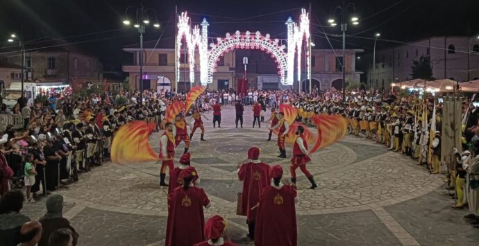 Un tuffo nel passato, a Mileto va in scena il Corteo storico normanno: tra gli spettacoli anche la suggestiva giostra