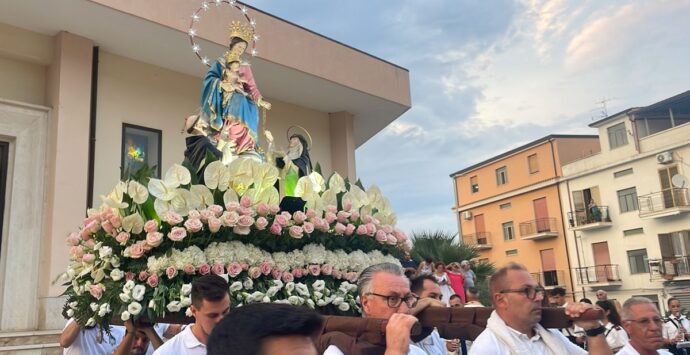 La pioggia concede una tregua, la festa della Madonna a Vibo Marina inizia: «Pronti a sospendere se peggiora»