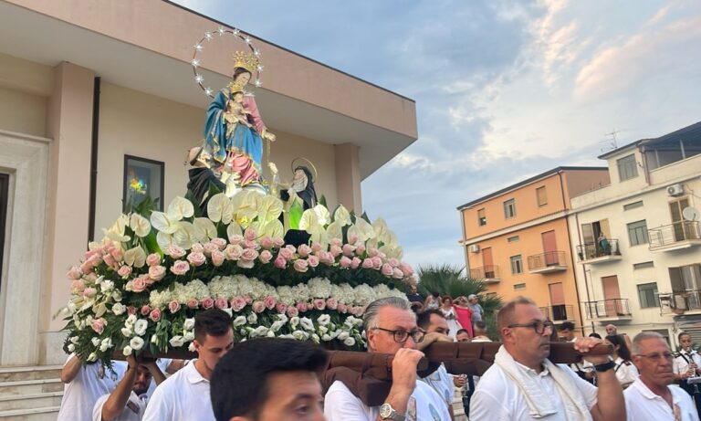 La pioggia concede una tregua, la festa della Madonna a Vibo Marina inizia: «Pronti a sospendere se peggiora»