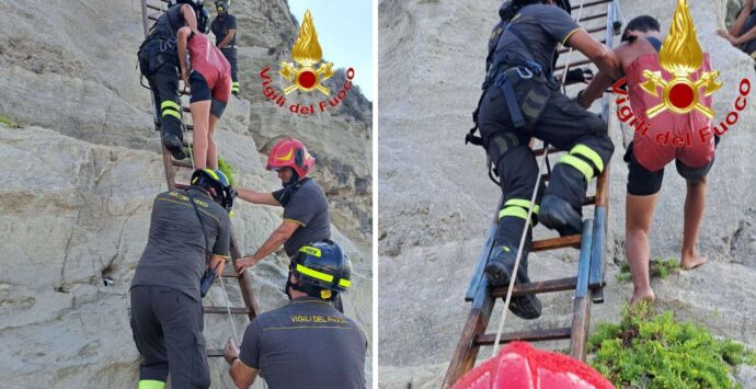 Tropea, ragazzo si arrampica sullo scoglio di Santa Maria dell’Isola e non riesce a scendere: salvato dai vigili del fuoco