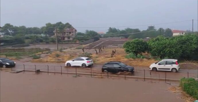 Ricadi, arriva il maltempo e il mare dai colori caraibici diventa marrone: frane, allagamenti e torrenti di fango