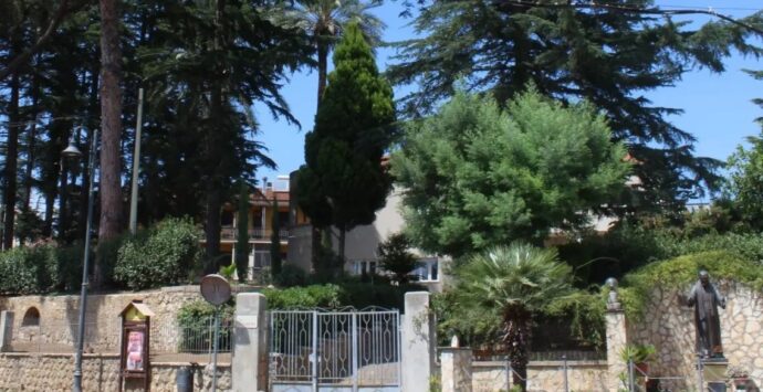 San Costantino Calabro, a Villa Sarmatina la personale dello scultore Giuseppe Famà