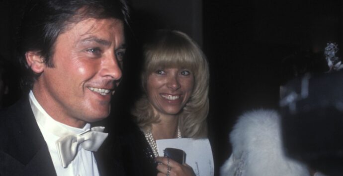 È morto Alain Delon, il mondo perde la sua leggendaria icona di bellezza maschile