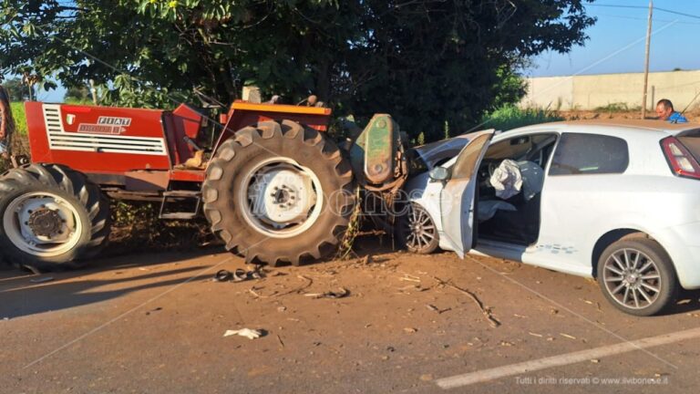 Incidente nel Vibonese, sulle strade del Monte Poro un’auto impatta contro un trattore: 2 feriti