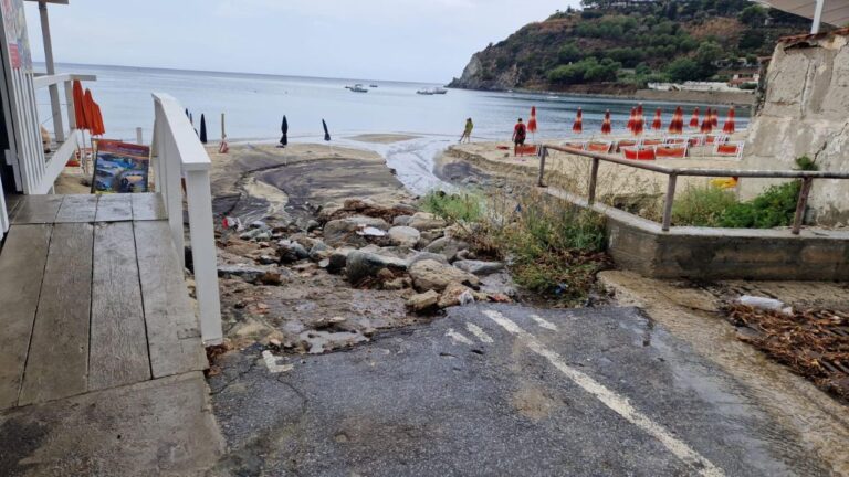 Erosione costiera a Ricadi: il Comune affida la progettazione per la difesa della baia