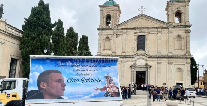 «Gabriele era un puro», commozione al funerale del 23enne vibonese ritrovato senza vita in mare