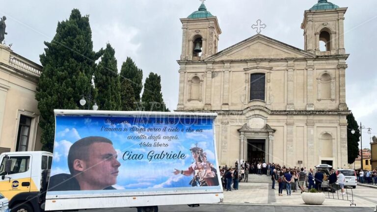 «Gabriele era un puro», commozione al funerale del 23enne vibonese ritrovato senza vita in mare