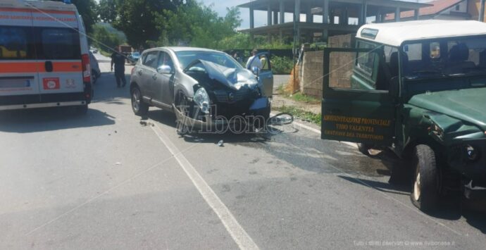 Incidente a Serra San Bruno, tre feriti nello scontro tra un’auto e una jeep della Provincia