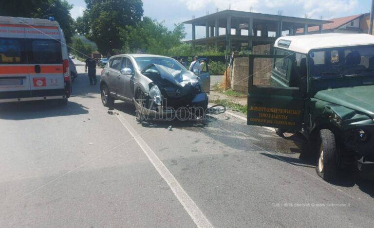 Incidente a Serra San Bruno, tre feriti nello scontro tra un’auto e una jeep della Provincia