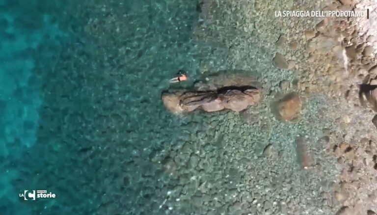 Mare da sogno, grotte e natura selvaggia: tappa a Coccorino alla scoperta della spiaggia dell’Ippopotamo